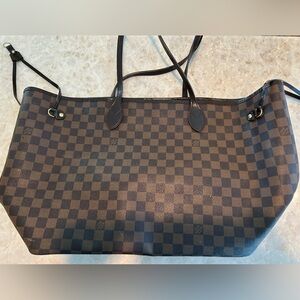 Excellent condition preowned Neverfull Louis Vuitton GM with dust bag.